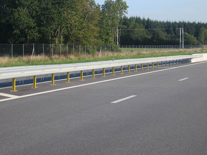 800px Motorway Median Barrier